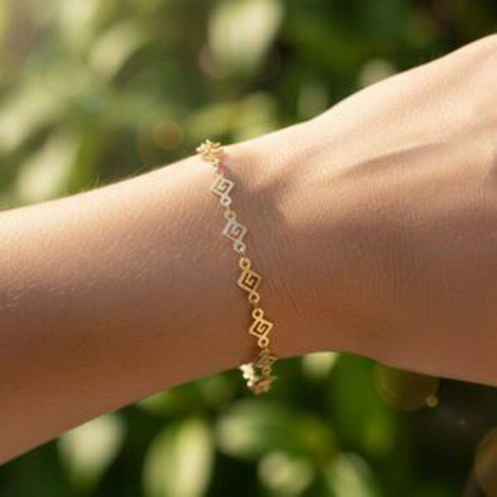 "Elegant & Trendy Bracelet, A Perfect Gift for Women, Thoughtful, EVCH1782